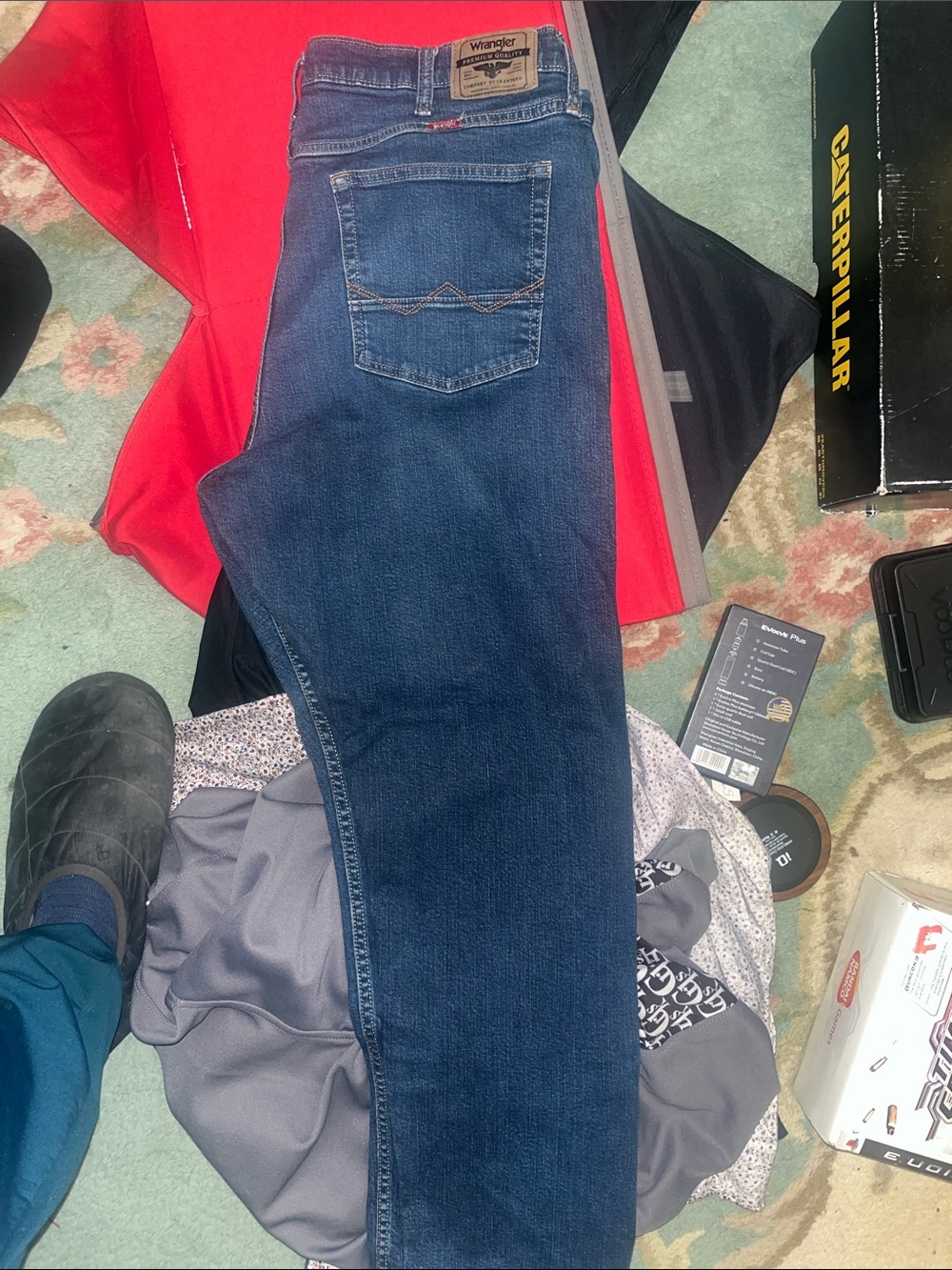 Wrangler mens 38 waist and 30 L Straight Leg Jeans in Dark Blue Wash wrangler